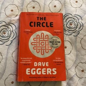 The circle paperback by Dave Eggers ⭕️